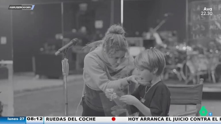 Sasha cantando y Milan en la batería