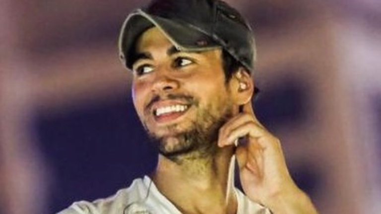 Extenista, pareja de Enrique Iglesias, enciende las alarmas tras aparecer en silla de ruedas ¿Qué le pasó?