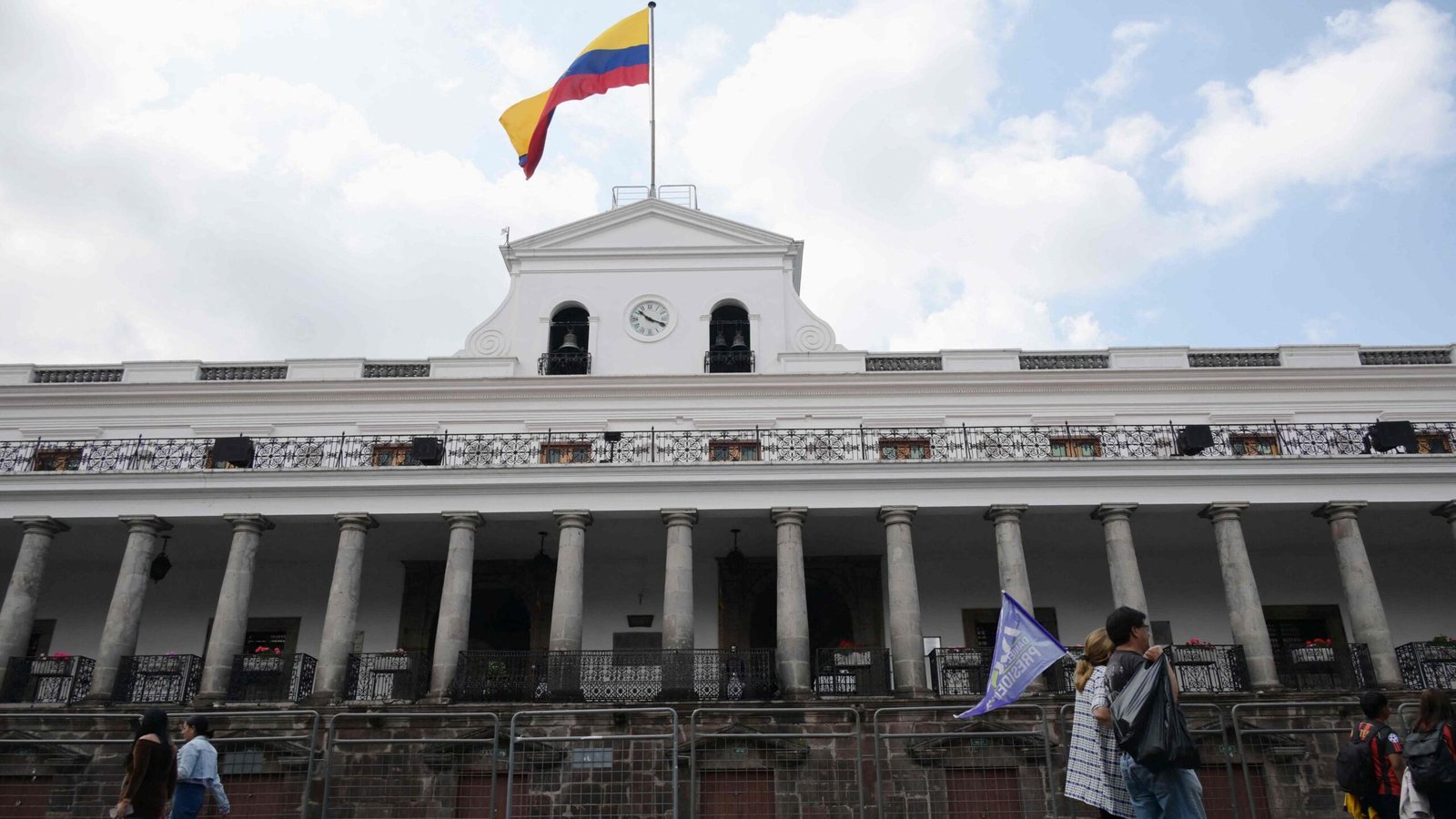 Ecuador vota centrado en la seguridad y la crisis política Ecuador vota centrado en la seguridad y la crisis política