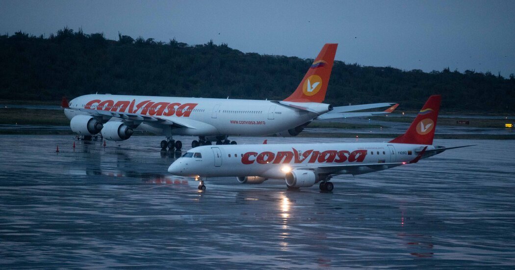 Aviones venezolanos llevan a migrantes deportados de EE. UU. a Venezuela Aviones venezolanos llevan a migrantes deportados de EE. UU. a Venezuela