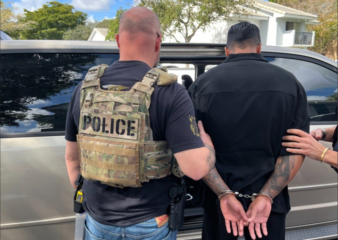 Detienen en Miami a expolicía venezolano que tenía condena por fraude electrónico, será deportado Detienen en Miami a expolicía venezolano que tenía condena por fraude electrónico, será deportado
