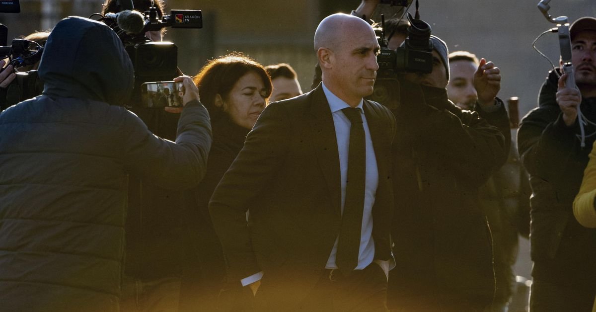 los olvidos y contradicciones de Rubiales en el banquillo los olvidos y contradicciones de Rubiales en el banquillo