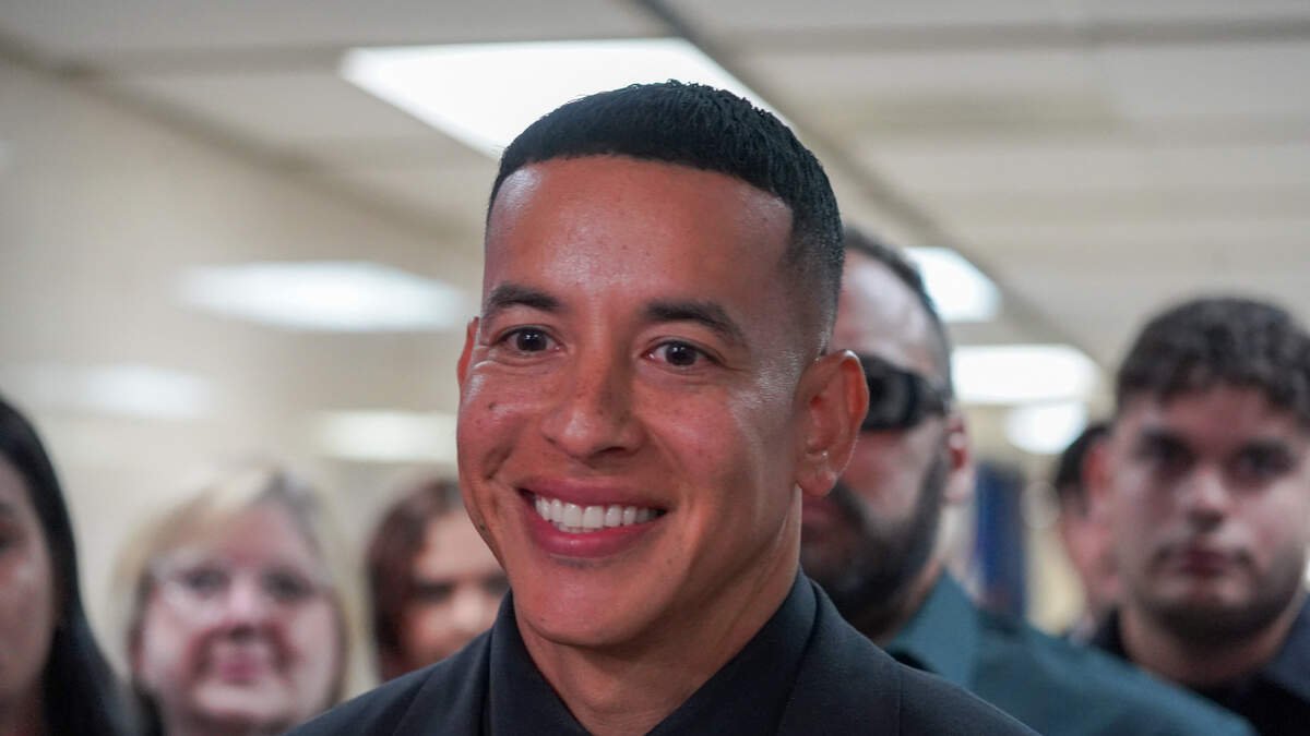 Daddy Yankee está orando por su hija | iHeartRadio Daddy Yankee está orando por su hija | iHeartRadio