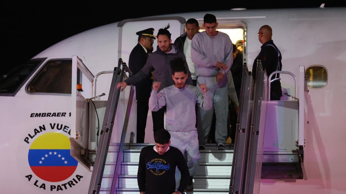 Venezuela recibe a deportados de EE.UU. y se materilizan acuerdos entre Caracas y Washington Venezuela recibe a deportados de EE.UU. y se materilizan acuerdos entre Caracas y Washington
