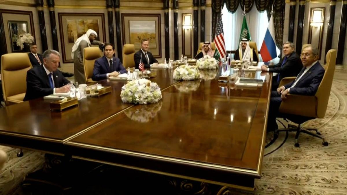 EE.UU. y Rusia inician sus negociaciones en Riad sin contar con Ucrania ni la UE EE.UU. y Rusia inician sus negociaciones en Riad sin contar con Ucrania ni la UE