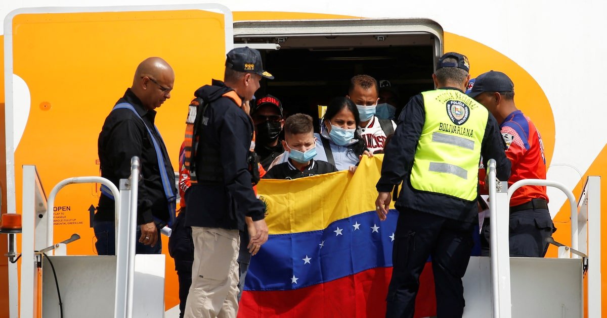 Avión con más de 240 venezolanos deportados aterriza en Caracas Avión con más de 240 venezolanos deportados aterriza en Caracas