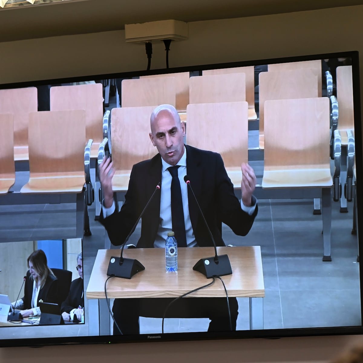 Rubiales mantiene su versión y defiende ante el juez que el beso a Jenni Hermoso fue consentido | El PAÍS Exprés Rubiales mantiene su versión y defiende ante el juez que el beso a Jenni Hermoso fue consentido | El PAÍS Exprés