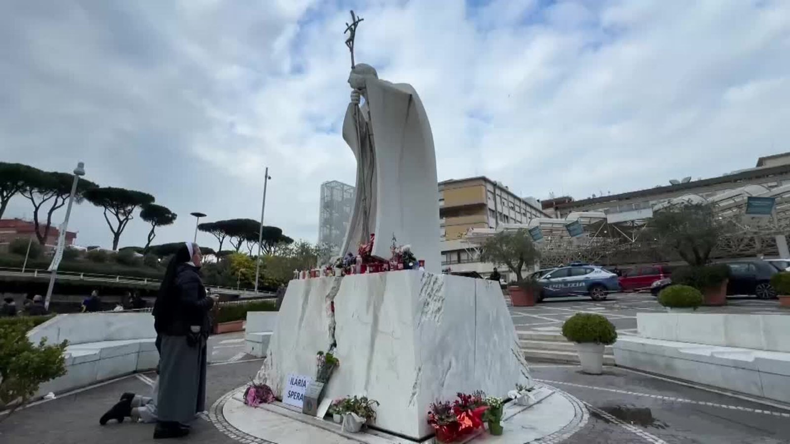 Los fieles improvisan un altar por el papa con flores y velas a las puertas del hospital Los fieles improvisan un altar por el papa con flores y velas a las puertas del hospital