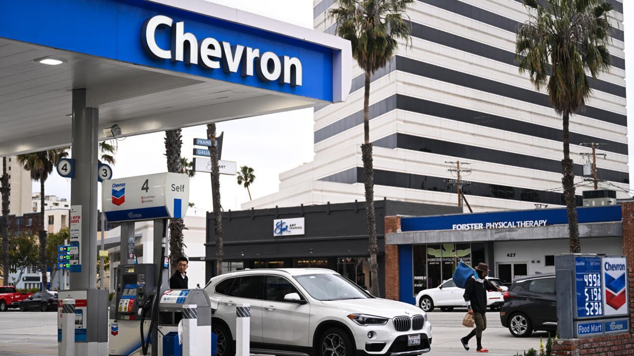Chevron planea despedir al 15%-20% de su personal hasta 2026