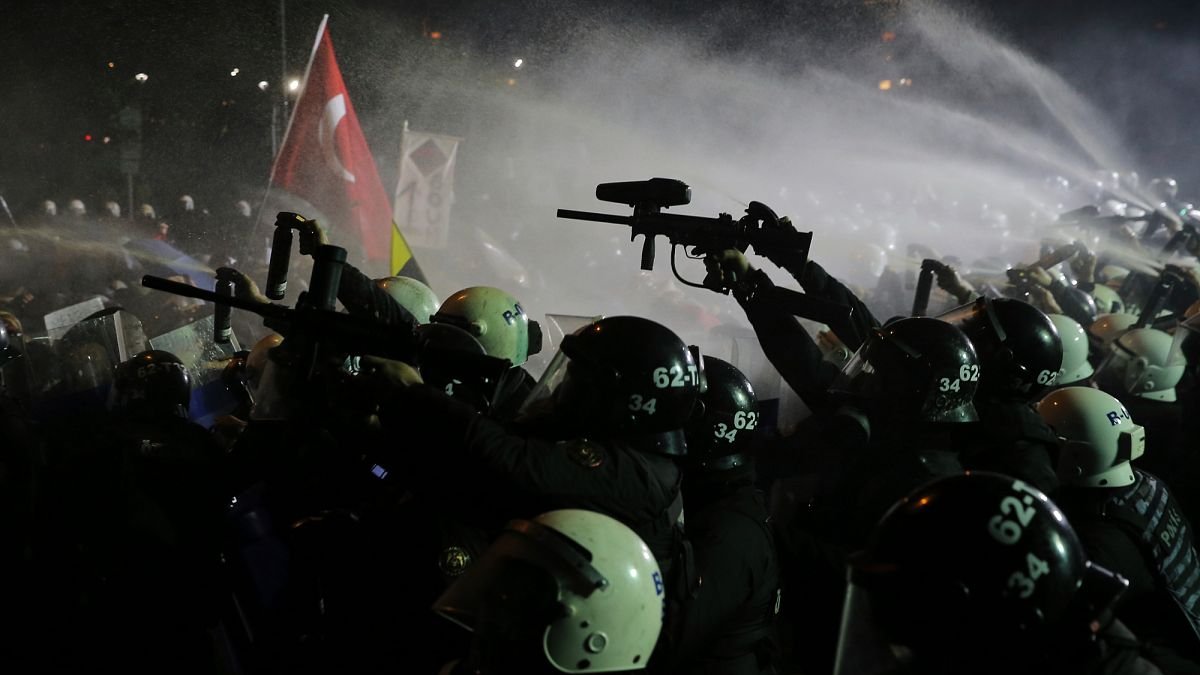 Las protestas en Turquía se intensifican tras la detención del rival de Erdogan, Ekrem Imamoglu Las protestas en Turquía se intensifican tras la detención del rival de Erdogan, Ekrem Imamoglu