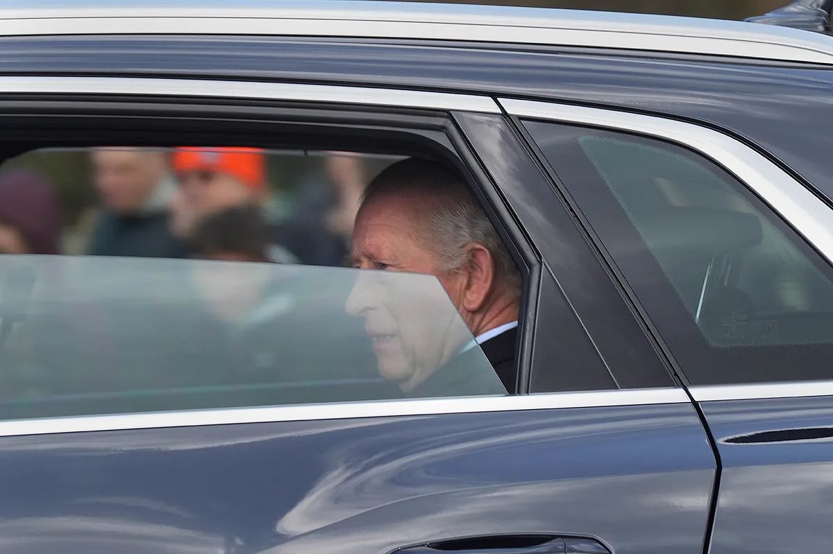Primeras imágenes de Carlos III tras su ingreso por los efectos del tratamiento contra el cáncer