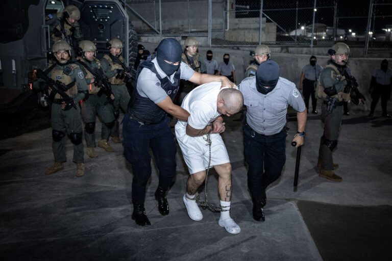 Venezuela tilda de “crimen” la detención de migrantes en El Salvador tras ser deportados