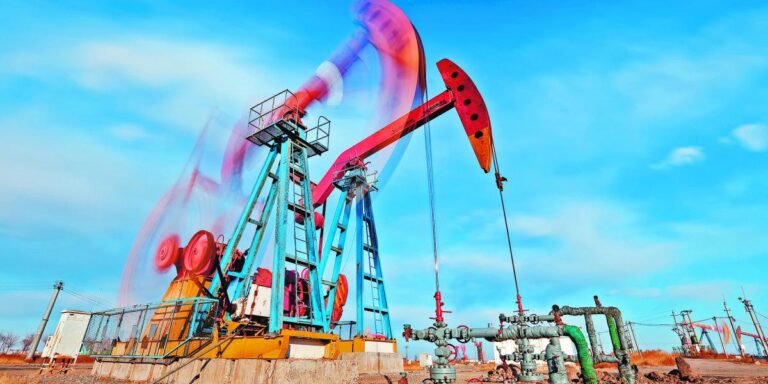 Petróleo abre la semana con alzas mientras mercado sopesa sanciones a Irán