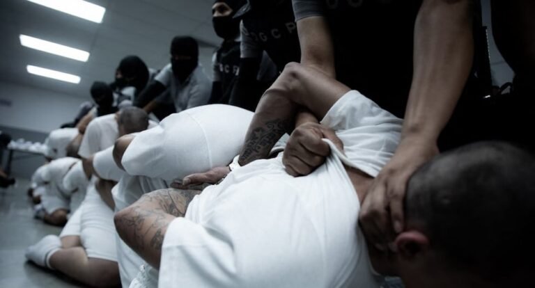 “Crimen de lesa humanidad”: Venezuela arremete contra EE.UU. por expulsar migrantes a cárcel salvadoreña | MUNDO
