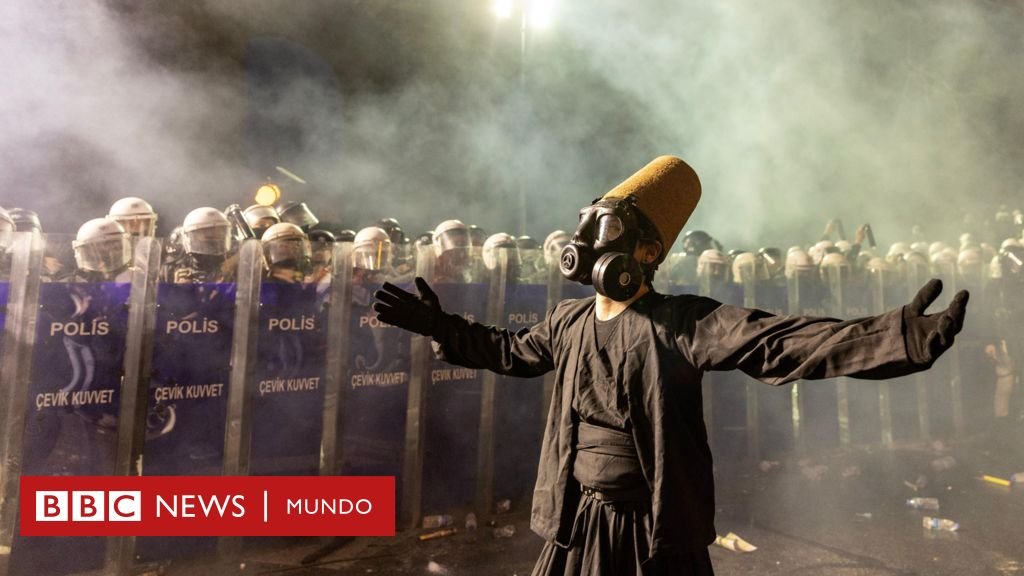 Ekrem Imamoglu: 3 claves para entender las masivas manifestaciones en Turquía que desafían a Erdogan y por las que ya han detenido a más de 1.000 personas Ekrem Imamoglu: 3 claves para entender las masivas manifestaciones en Turquía que desafían a Erdogan y por las que ya han detenido a más de 1.000 personas
