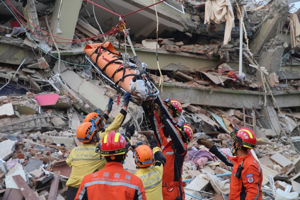 Los equipos de rescate en Myanmar luchan contra reloj para encontrar supervivientes del terremoto | Internacional