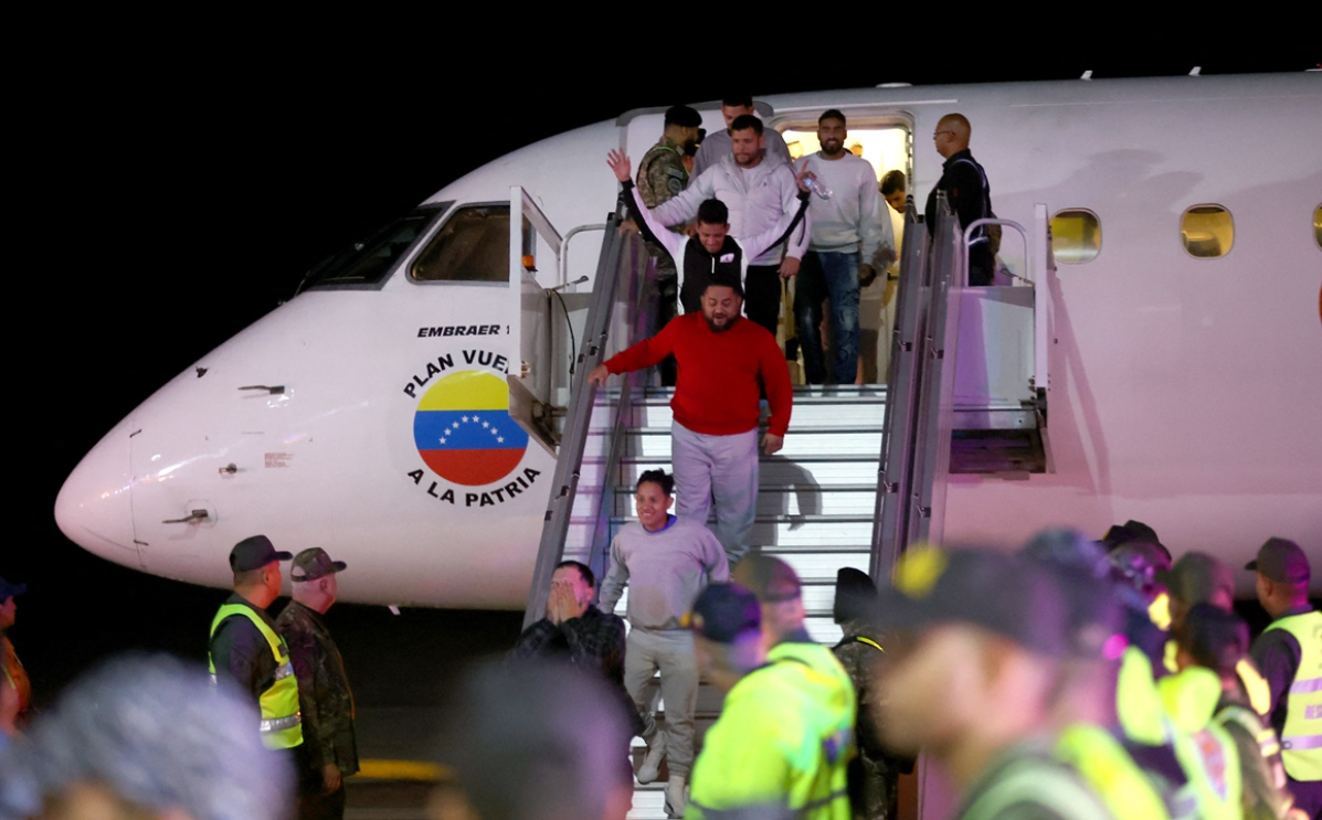 Llega vuelo con 178 venezolanos: Leito entre los deportados