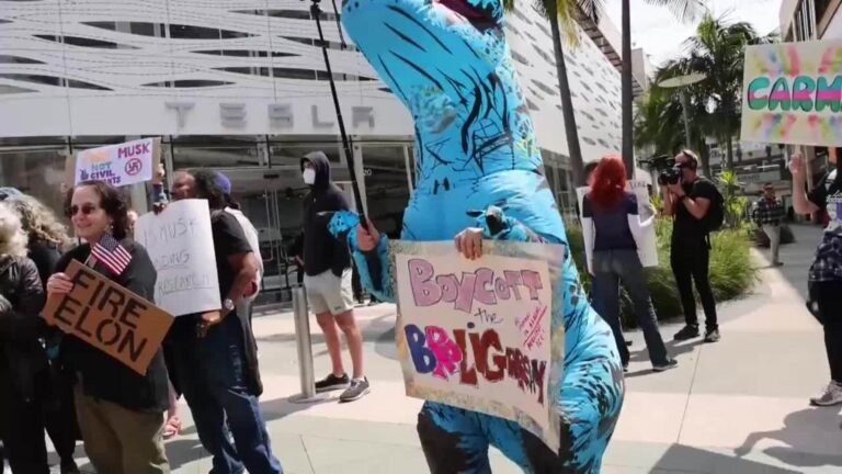 Manifestantes protestan frente a un local de Tesla en Santa Mónica, California