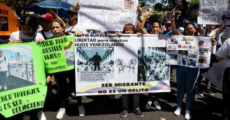 “¿Qué crimen cometieron?”: Venezolanos rechazan el “secuestro” de más de 200 migrantes en cárcel de El Salvador