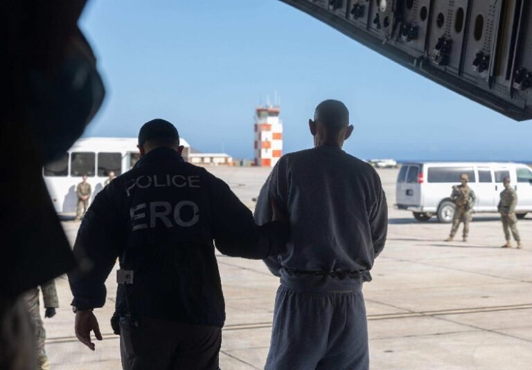 Régimen de Maduro calificó como “crimen de lesa humanidad” deportación de venezolanos a El Salvador
