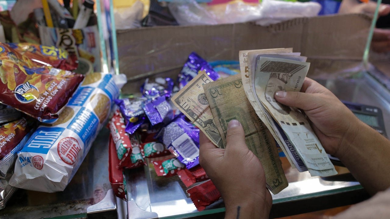 Venezolanos más empobrecidos: El dólar paralelo superó la barrera de los 100 bolívares Venezolanos más empobrecidos: El dólar paralelo superó la barrera de los 100 bolívares