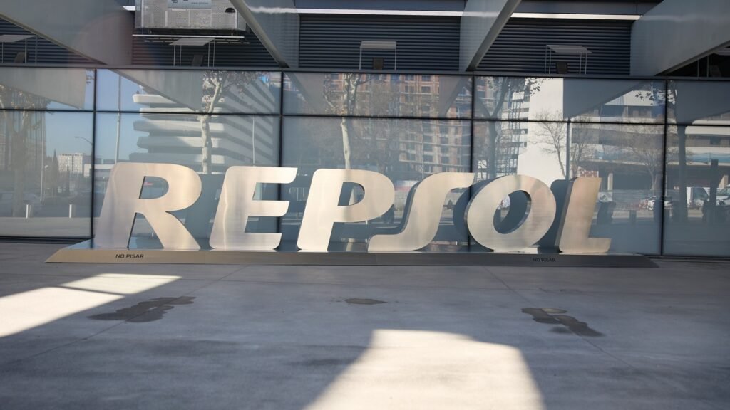 Repsol cae en Bolsa ante la decisión de Trump de revocar su permiso para operar en Venezuela