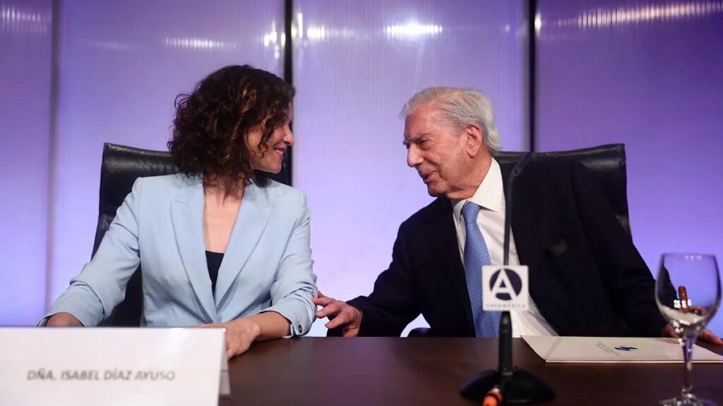 El triple homenaje y el "espacio" dedicado a Vargas Llosa desatan un nuevo choque entre el PP de Ayuso y Almeida y Más Madrid