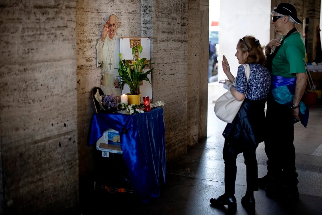 Último adiós de los fieles: Francisco es trasladado a la Basílica de San Pedro para la capilla ardiente