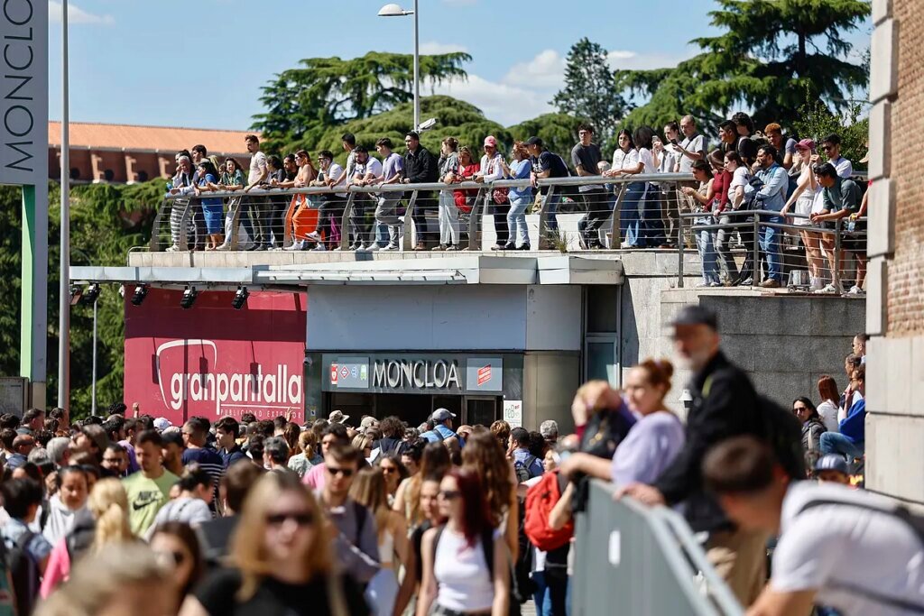 Los VTC triplican en Madrid el precio por alta demanda y la gente comparte taxi por la ausencia de transporte público Los VTC triplican en Madrid el precio por alta demanda y la gente comparte taxi por la ausencia de transporte público