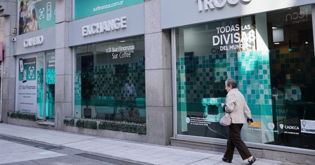 A cuánto se vende el dólar en los principales bancos durante el segundo día sin cepo