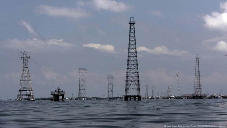 Venezuela dice que Chevron devolvió crudo por sanciones EEUU – DW – 12/04/2025