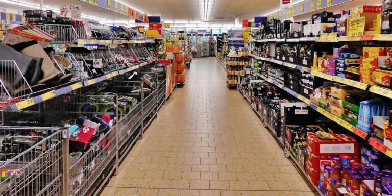 Importantes cadenas de supermercados toman una drástica decisión con sus precios afectados por los aranceles a China