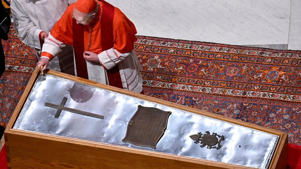 Sellaron el féretro donde descansan los restos de Francisco | Cómo es la ceremonia que se sigue en los funerales de un papa Sellaron el féretro donde descansan los restos de Francisco | Cómo es la ceremonia que se sigue en los funerales de un papa