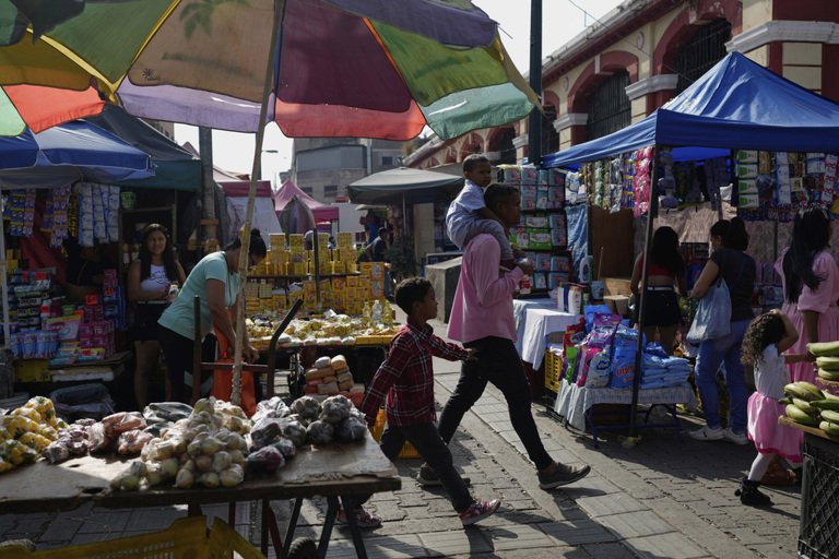 Inflación y crisis monetaria agravan situación de Venezuela, Maduro declara "emergencia económica"