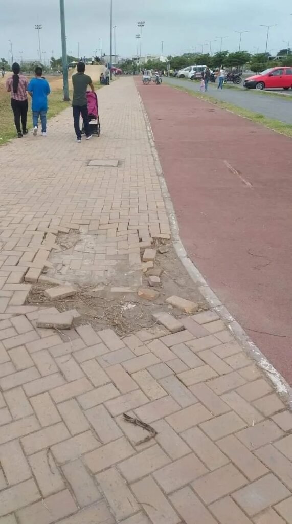 Así se encuentra el Parque Zoila Ugarte en Machala el parque más grande de la provincia que hizo 
@MashiRafael
 deteriorado en mal estado.
Así lo volverán a poner al parque Samanes cuando ya 
@aquilesalvarez
 lo recuperó