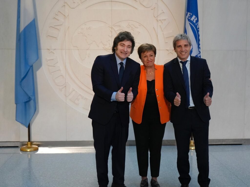 el Gobierno más atado a los dólares del FMI el Gobierno más atado a los dólares del FMI