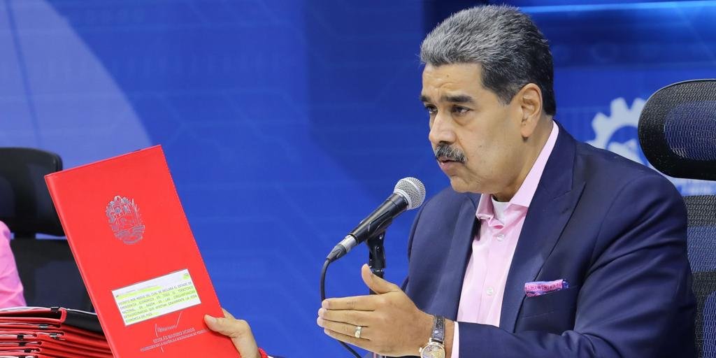 Maduro firma un decreto de emergencia económica ante la «guerra comercial» de Trump Maduro firma un decreto de emergencia económica ante la «guerra comercial» de Trump