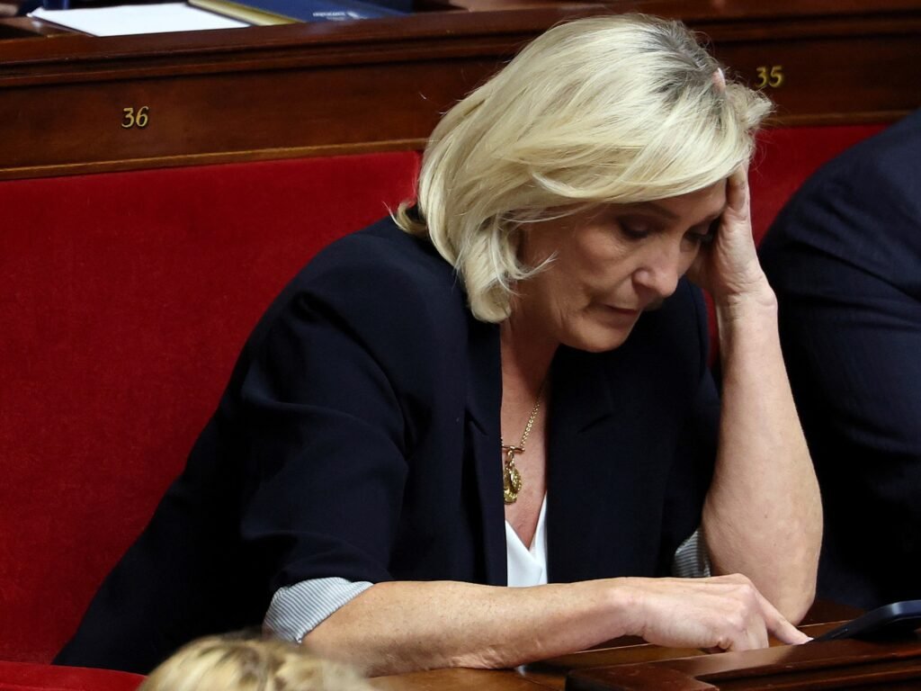 Marine Le Pen arremete contra los jueces que la sentenciaron y crece la tensión en Francia