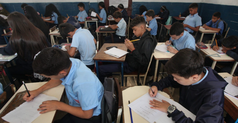 Ucab revela que rendimiento de estudiantes venezolanos sigue en deterioro