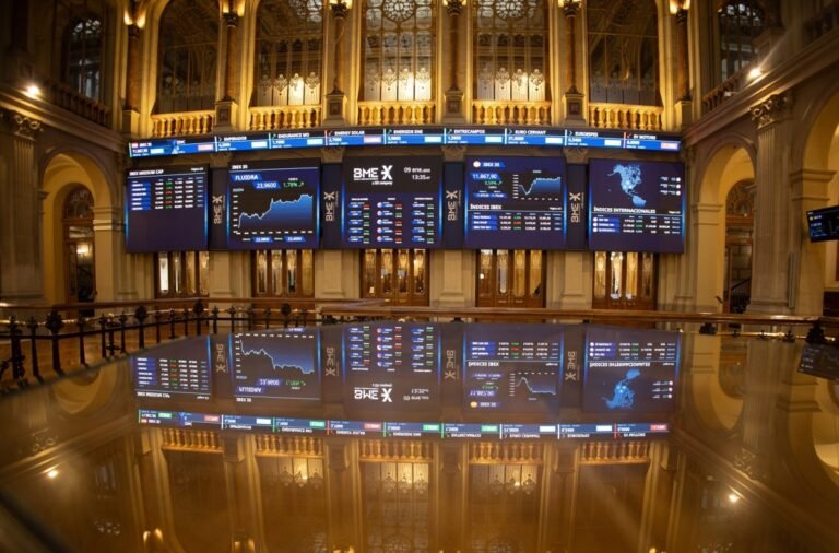 El Ibex 35 encuentra suelo al mediodía con un rebote de un 0,7% tras la remontada de Asia