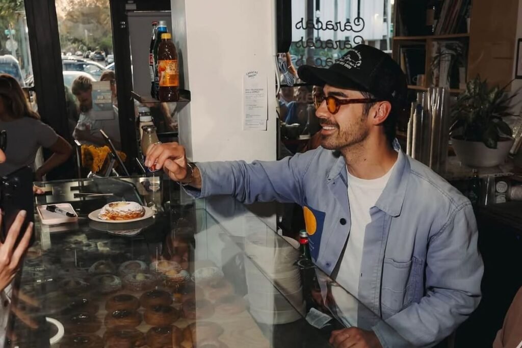 Joe Jonas sorprende como panadero en Miami: la historia de Caracas Bakery, el negocio venezolano que “lo contrató” Joe Jonas sorprende como panadero en Miami: la historia de Caracas Bakery, el negocio venezolano que “lo contrató”