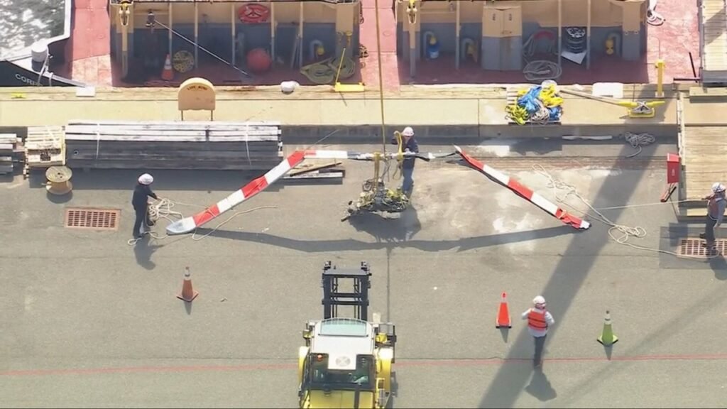 Los buzos recuperan el rotor del helicóptero estrellado en Nueva York en el que murió una familia española