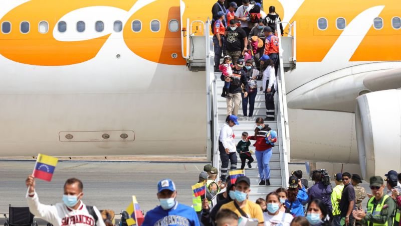 Vuelos de repatriación con más de 500 migrantes retornados aterrizan en Venezuela