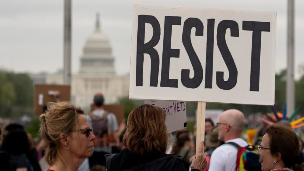 Multitudinaria manifestación contra Trump y Musk frente a la Casa Blanca por los aranceles y sus políticas del miedo