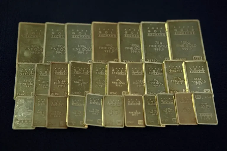 El oro alcanza un nuevo récord, cerca de los 3.150 dólares
