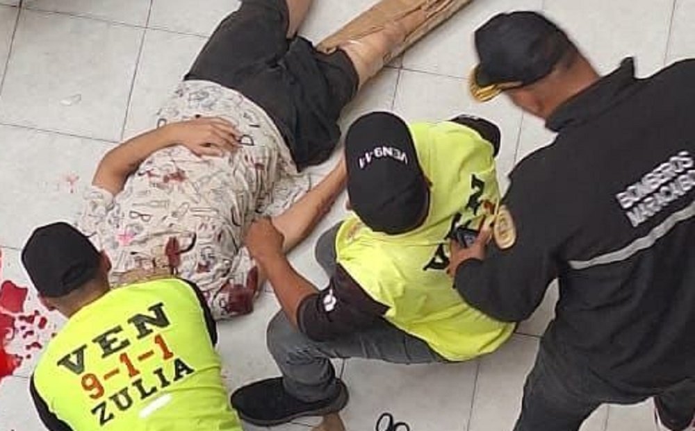 Joven intentó quitarse la vida en centro comercial de Maracaibo Joven intentó quitarse la vida en centro comercial de Maracaibo