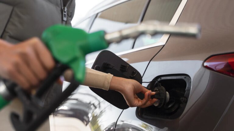 ¿Desafía la caída del petróleo a los precios en las gasolineras? Esto auguran los expertos