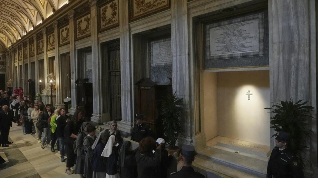La basílica de Santa María la Mayor abre al público para las visitas a la tumba del Papa La basílica de Santa María la Mayor abre al público para las visitas a la tumba del Papa