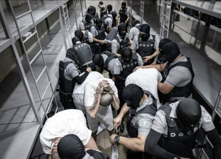 Asociación Americana de Juristas denuncia crimen de lesa humanidad de EE.UU. y El Salvador contra venezolanos