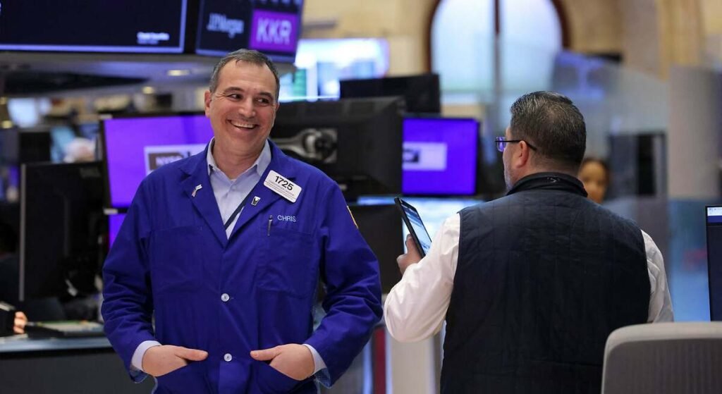 Wall Street cierra la segunda mejor semana del año con un avance de más del 5% y el S&P 500 roza los 6.000 puntos Wall Street cierra la segunda mejor semana del año con un avance de más del 5% y el S&P 500 roza los 6.000 puntos